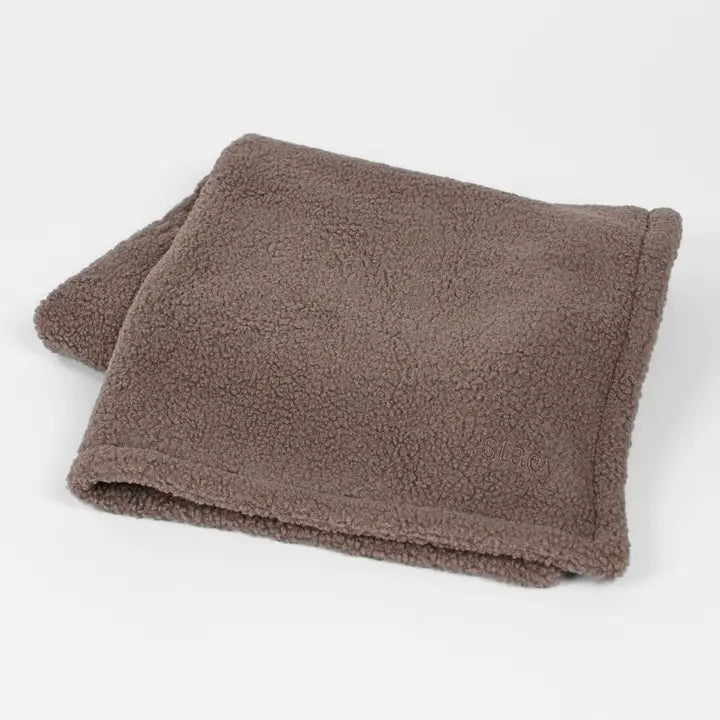 Couverture pour chien Clara Staey en teddy brun – Paris Collection – DOG DéliCAT
