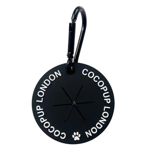 L'accroche sacs d’hygiène de Cocopup London vous présente la poche CocoPoop noire, l'accessoire incontournable pour des promenades propres et pratiques.