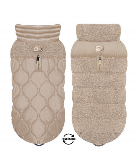 AMELIA Doudoune Réversible Fourrure Beige Mouton - Manteau Réversible pour Petits Chiens - Doudoune avec une face en polyester matelassé beige/taupe avec empiècement en imitation fourrure mouton beige/taupe, boutons pressions dorés, et ouverture zippée sur le dos.