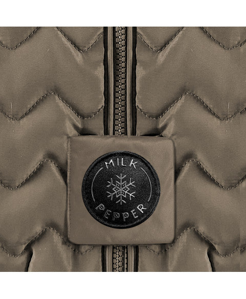 détail suédé badge titane doudoune auguste
