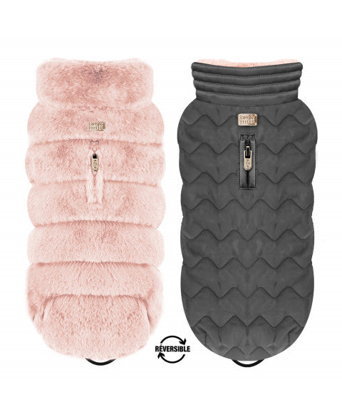  LOUISE Doudoune Réversible Fourrure Grise/Rose - Manteau Réversible pour Petits Chiens - Doudoune avec une face en imitation fourrure rose poudré et l'autre en polyester matelassé gris anthracite, boutons pressions dorés, et ouverture zippée sur le dos.