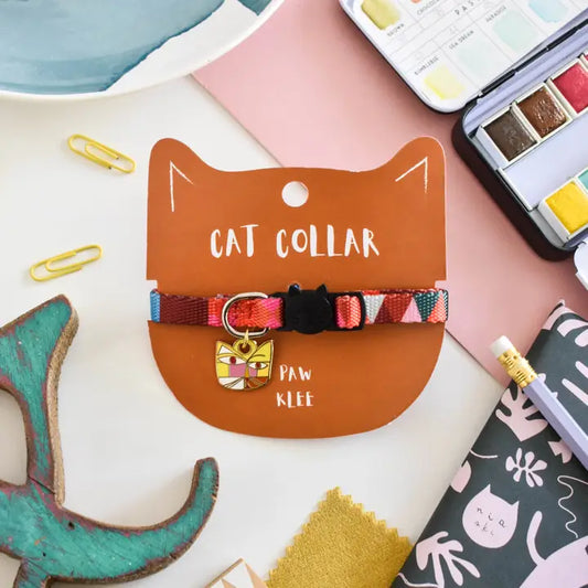 Illustration d'un collier pour chat "Paw Klee" de Niaski, mettant en valeur la breloque en émail en forme de chat assortie.