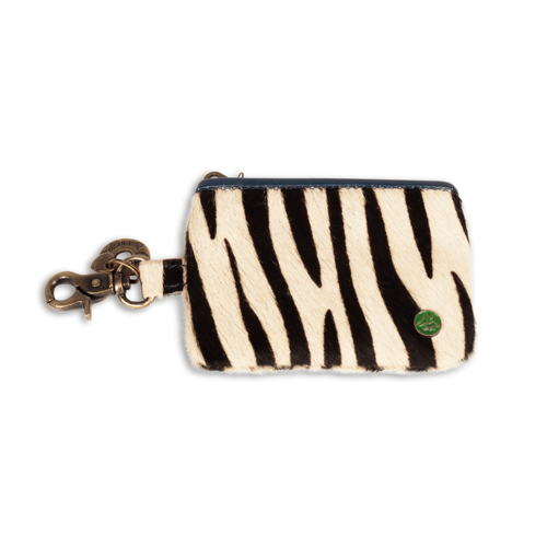 Découvrez la pochette distributrice de sacs d'hygiène Zara de DWAM, l'accessoire pratique pour ne plus jamais chercher fiévreusement un sachet ramasse-crottes