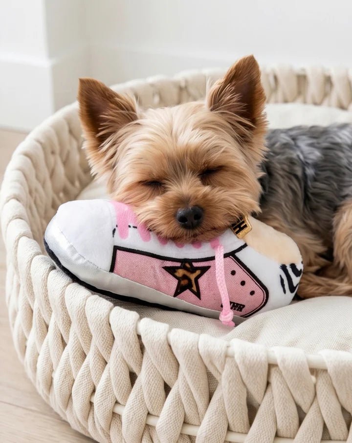 jouet pour chien chaussure de tennis rose Golden Pooch – Haute Diggity Dog – DOG DéliCAT