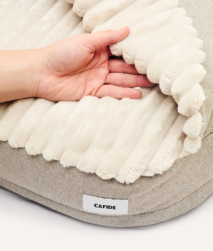 Lit pour chien à capuche en chenille beige, Maso - CAFIDE - DOG DéliCAT