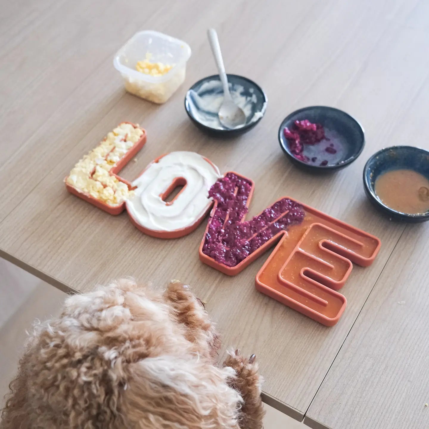 LOVE ❤️ – Le tapis à lécher design pour sublimer les repas - LAMBWOLF - DOG DéliCAT