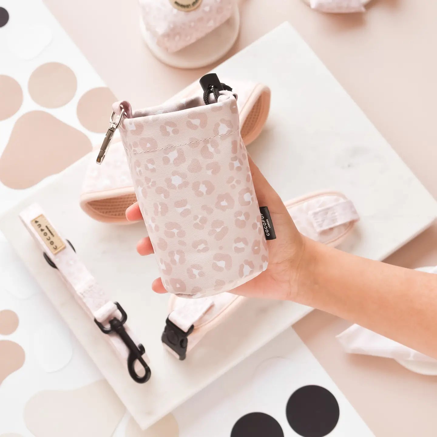 Pochette à friandises pour chien – Nude Chic Leopard, pratique et stylée - COCOPUP LONDON - DOG DéliCAT