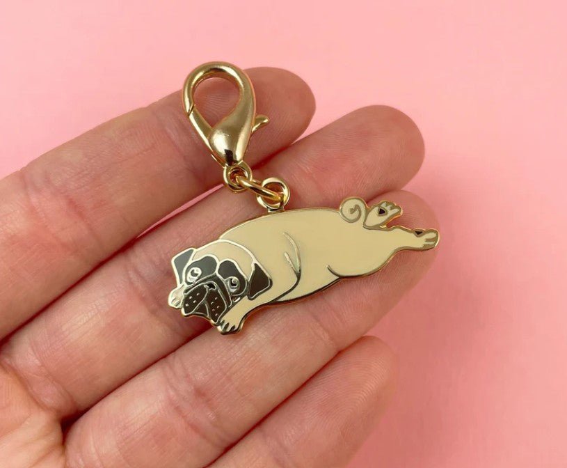 Porte - clé Carlin – Médaille mignonne & paresseuse - COUCOU SUZETTE - DOG DéliCAT