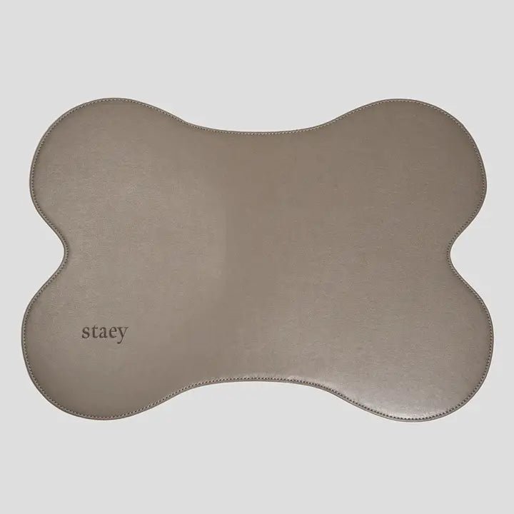 Tapis de gamelle pour chien design Alva Taupe Staey – Staey – DOG DéliCAT