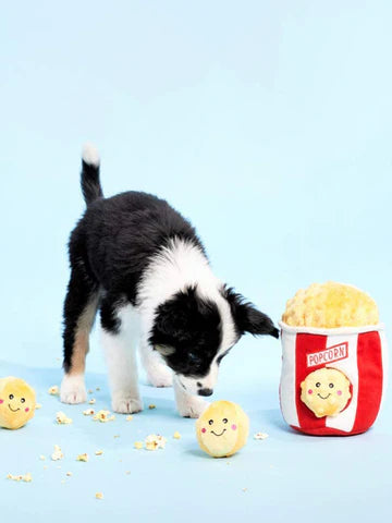 Image d'un chien jouant avec le jouet de fouille en peluche Popcorn de Zippy Paws