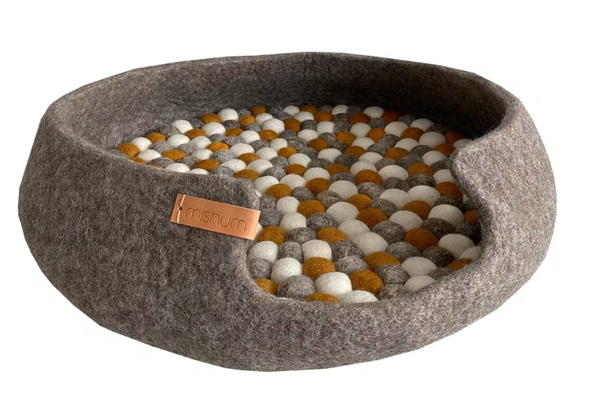 Lit Simona Brown en laine naturelle pour chats et petits chiens - Confort et style.