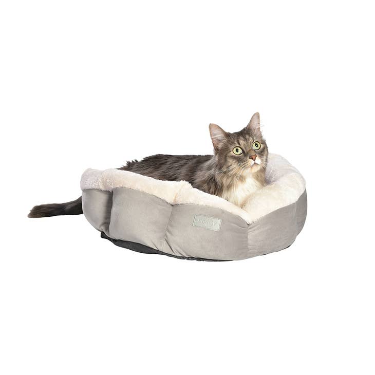 Image d'un chien ou d'un chat confortablement installé dans le lit rond Bohème de Bobby Canifrance, symbole de luxe et de bien-être pour les animaux de compagnie.