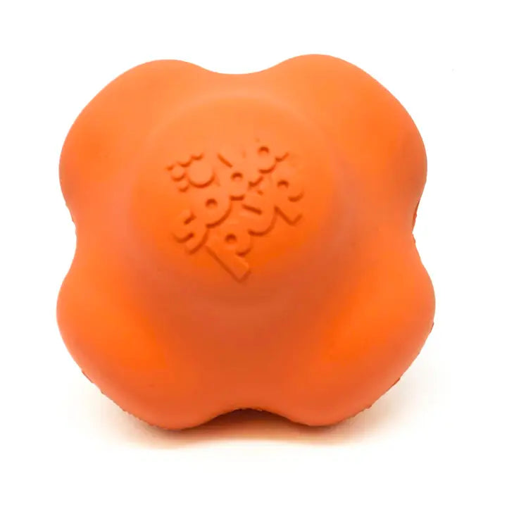 Balle à mâcher extra durable de Soda Pup chez DOG DELICAT ! Stimulant et divertissant pour les chiens avec son design unique pour un rebond erratique. 