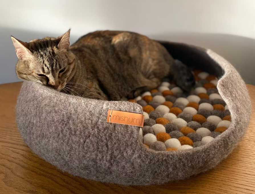 Lit Simona Brown en laine naturelle pour chats et petits chiens - Confort et style.