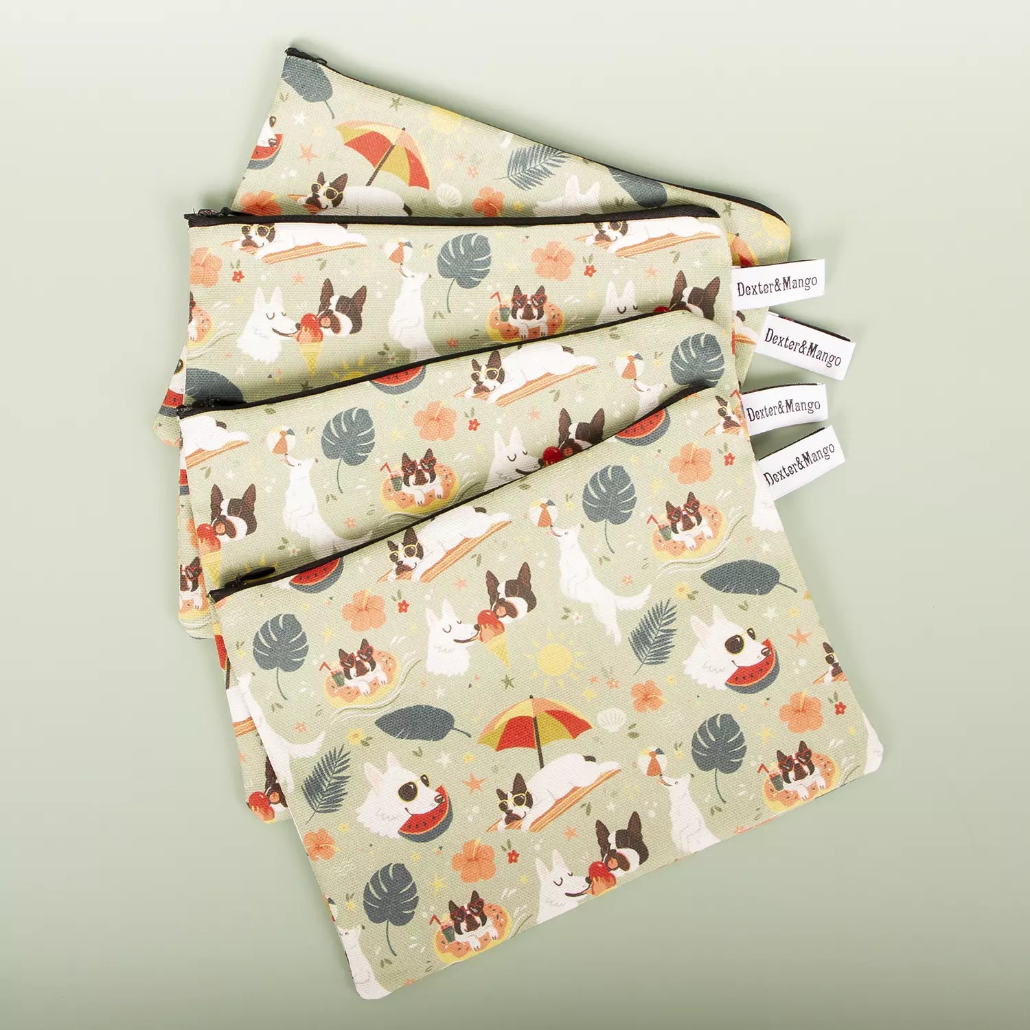 Pochette en toile de coton certifié Okeo-Tex, idéale pour y glisser vos produits Dexter & Mango!  Confectionnée avec amour à Machecoul, par les petites mains de mamie D&M! A retrouver chez DOG DELICAT. On craque pour cette superbe illustration estivale de Dexter & Mango, qui sent bon l'été !